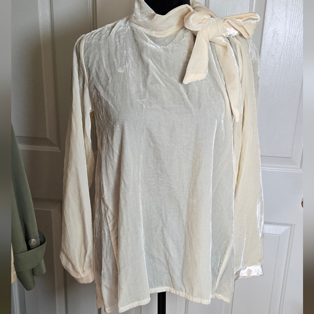 Xacus Cream Blouse with Elegant Bow